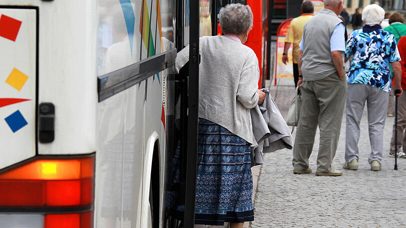 Eine ältere Frau steigt am 20.05.2011 in Schwerin aus einem Reisbus aus.