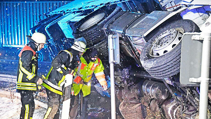 Der Lkw war im Schneetreiben in einen Schutzwall gefahren und kippte um. Die Ausfahrt Hofolding war lange gesperrt.