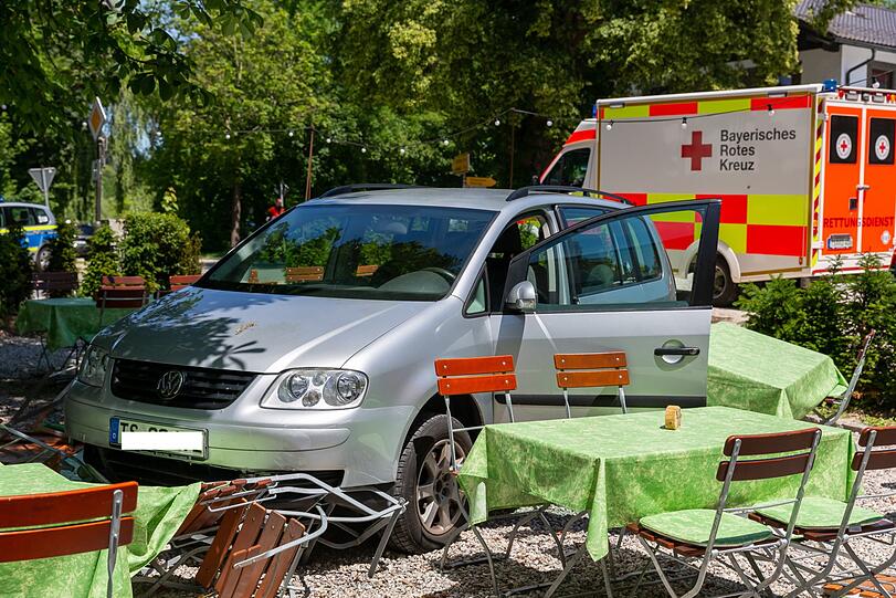 Die Fahrerin des VW Touran erlitt einen Schock und wurde vom Bayerischen Roten Kreuz behandelt. Auch Einsatzkräfte der Feuerwehr Truchtlaching waren vor Ort.