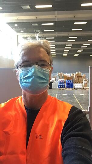 Der Geiger Nils Schad im Logistikzentrum der Stadt, das in der Kleinen Olympiahalle eingerichtet wurde.