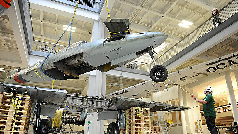 Im Deutschen Museum werden derzeit die Flugzeuge abgebaut. Sie werden während der Sanierung des Museums in der Flugwerft Schleißheim zwischengelagert. Im Deutschen Museum werden derzeit die Flugzeuge abgebaut. Sie werden während der Sanierung des Museums in der Flugwerft Schleißheim zwischengelagert.