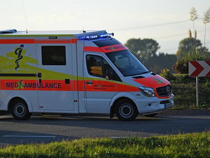 Ein Rettungswagen fährt mit Sondersignal durch einen Kreisverkehr. Foto: Patrick Seeger/dpa/Archivbild