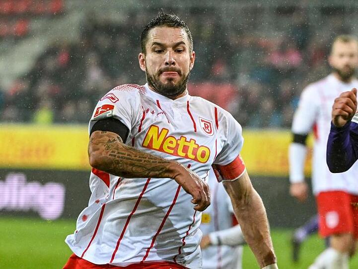 Marco Grüttner von Regensburg am Ball. Foto: Armin Weigel/dpa/Archivbild