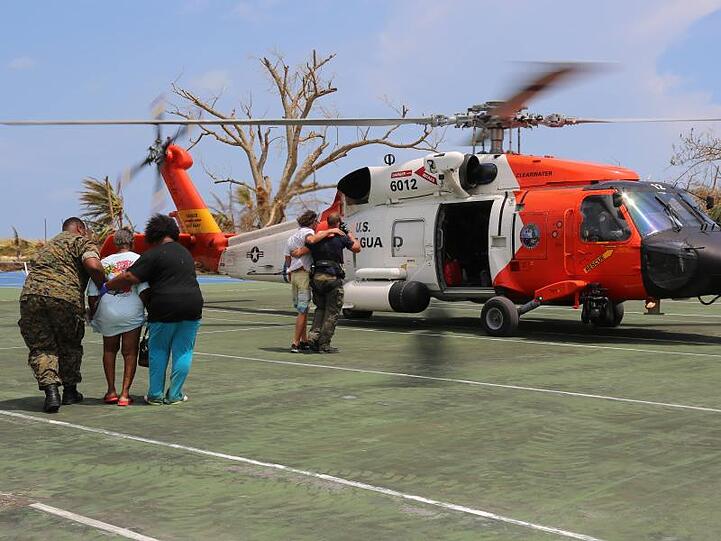 US-Küstenschutzteams fliegen verletzte Überlebende auf den Bahamas per Hubschrauber aus.