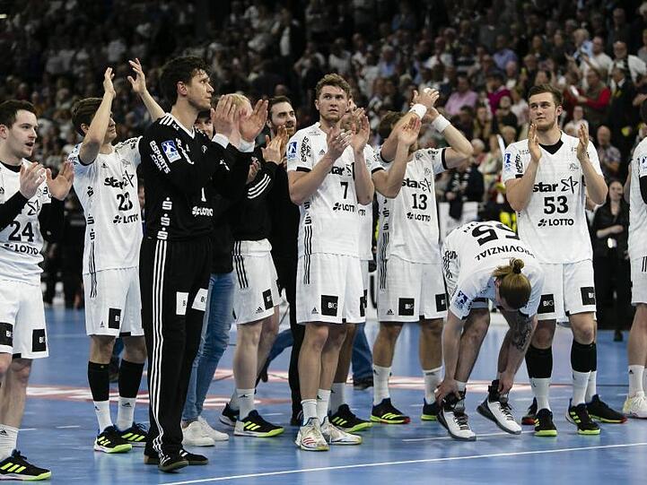 Die Spieler des THW Kiel feiern nach dem knappen 20:18 gegen Flensburg.