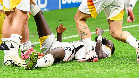 Schmerz lass nach! Abwehrchef Toni Rüdiger fällt wegen einer Muskelverletzung aus dem, Schweiz-Spiel im Achtelfinale aus.  Fotos: imago
