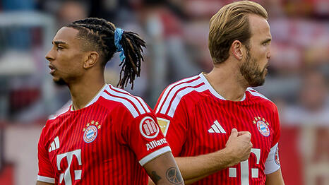 Harry Kane und Michael Olise lieferten sich nach dem Pokalspiel gegen Magdeburg in den Katakomben der Allianz Arena noch zwei Partien Schach gegen einen Internationalen Meister.