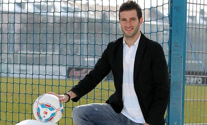 Nur einen Tag nach dem Vallori-Deal der nächste Zugang: Maximilian Nicu (29) kommt zu Sechzig. Der 29-jährige Deutsch-Rumäne wechselt ablösefrei vom SC Freiburg und wird bei den Löwen mit der Rückennummer 8 auflaufen. Richtig durchgesetzt hat er sich bis heute nicht.