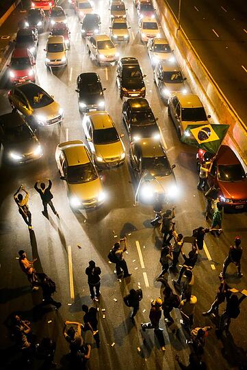 Knapp ein Jahr vor der Fußball-WM in Brasilien erlebt das Land einen ungeahnten Sturm des Protestes.