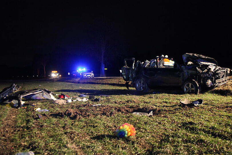 Schwerer Unfall auf der Staatsstraße 2550 bei Altötting. Der Fahrer des Wagens starb noch am Unfallort.