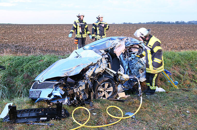 Schrecklicher Verkehrsunfall auf der Staatsstraße 2084 bei Erding. Ein Autofahrer ist nach einem Lkw-Zusammenstoß ums Leben gekommen. Die Bilder von der Unfallstelle.