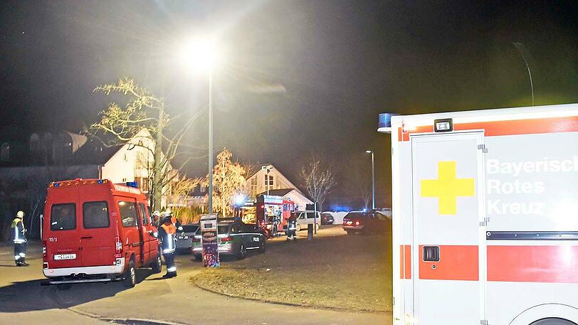 Das Wohnzimmer brannte völlig aus. Die Feuerwehr entdeckte bei den Löscharbeiten eine Leiche.