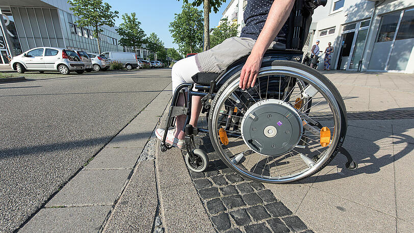 Die Rollstuhlfahrerin wurde zum Glück nur leicht verletzt (Archivbild).