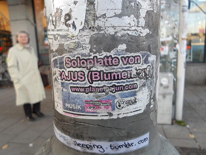 Ein Spiegelbild des Lebens im Stadtviertel: Die zahllosen Aufkleber in der Isarvorstadt zeigen mehr oder weniger gelungen, was sich tut - oder getan hat.
