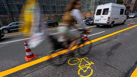Seit Juni hat München fünf Pop-up-Radwege wie hier an der Elisenstraße.