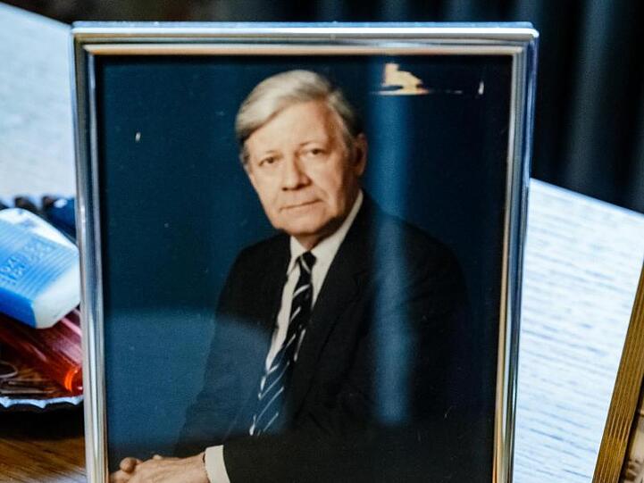 Ein Foto von Helmut Schmidt mit der Widmung "Ich liebe Dich! H. 3.3.1989".