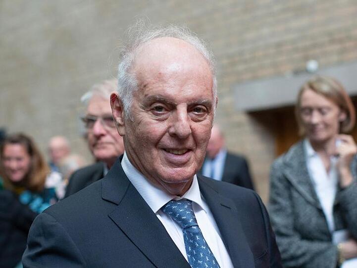 Der Dirigent Daniel Barenboim hat sich trotz der deutschen Verbrechen im Nationalsozialismus ganz bewusst für ein Leben in Deutschland entschieden.