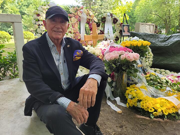 Frederic von Anhalt sitzt am Grab von Zsa Zsa Gabor in Budapest.