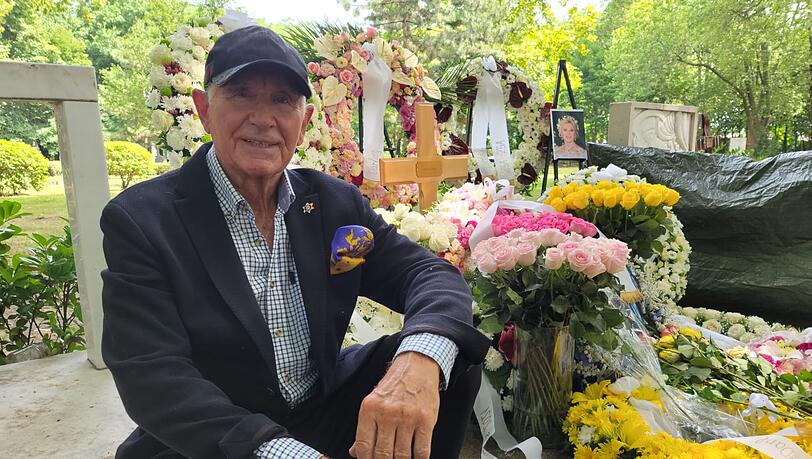Frederic von Anhalt sitzt am Grab von Zsa Zsa Gabor in Budapest.