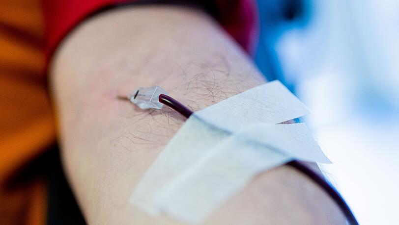 Blutspender dringend gesucht: In den Krankenhäuser in NRW werden die Blutkonserven knapp.