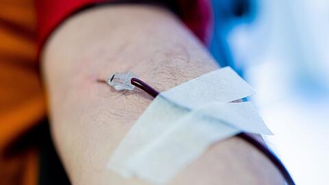 Blutspender dringend gesucht: In den Krankenhäuser in NRW werden die Blutkonserven knapp.