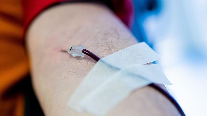 Blutspender dringend gesucht: In den Krankenhäuser in NRW werden die Blutkonserven knapp.