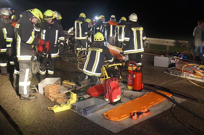 Bei einem Frontalzusammenstoß auf der Bundestraße 12 Höhe Ramsau (Gemeinde Reichertsheim im Landkreis Mühldorf) sind zwei Menschen schwer verletzt worden.