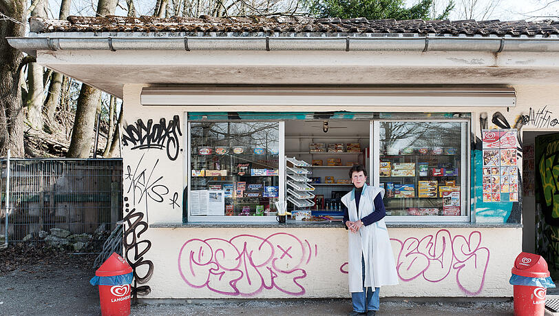 Der Kult-Kiosk an der Braunauer Eisenbahnbrücke war früher mal fast so weiß wie der Kittel von Betreiberin Christa Fingerle.