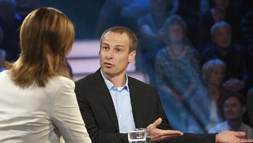 „Sie werden gemocht in Deutschland“, sagt Müller-Hohenstein zu Klinsmann. Der wirkt nicht so, als möge er solche Auftritte. „Sie werden gemocht in Deutschland“, sagt Müller-Hohenstein zu Klinsmann. Der wirkt nicht so, als möge er solche Auftritte.