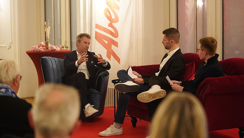 Löwen-Präsident Gernot Mang war am Samstagabend zu Gast auf dem AZ-Sofa im Deutschen Theater. Löwen-Präsident Gernot Mang war am Samstagabend zu Gast auf dem AZ-Sofa im Deutschen Theater.