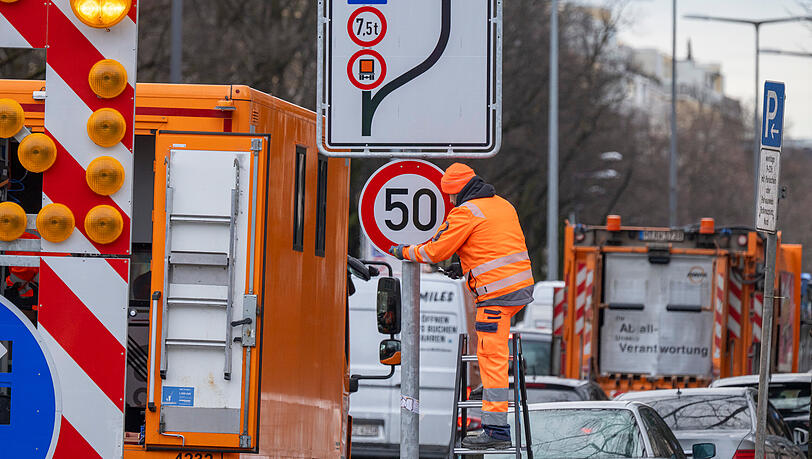 Ein Arbeiter montiert ein neues &bdquo;50 km/h&ldquo;-Schild an der Landshuter Allee an. Ab heute kann auf dem mittleren Ring wieder 50 km/h gefahren werden.
