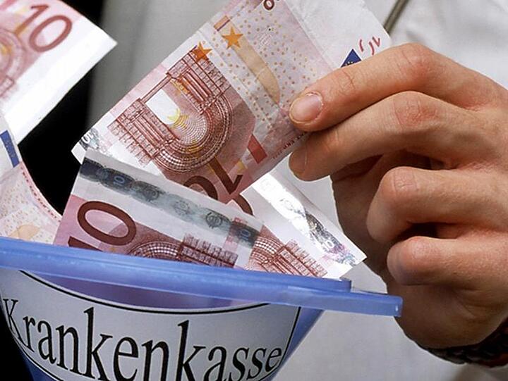 Um die Höhe der Praxisgebühr gibt es erneut einen Streit.