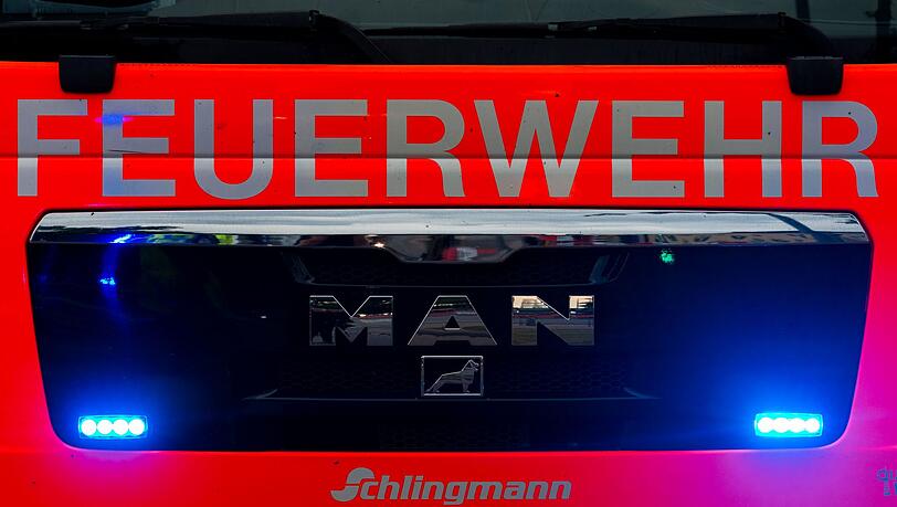 Die Feuerwehr l&ouml;schte den auf der Autobahn brennenden Anh&auml;nger. (Symbolbild)