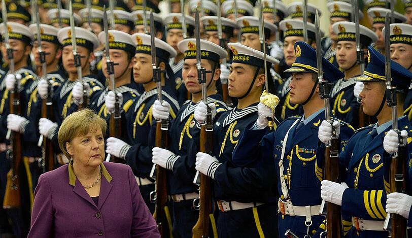 Merkel wurde in der Großen Halle des Volks ein Empfang mit militärischen Ehren bereitet.
