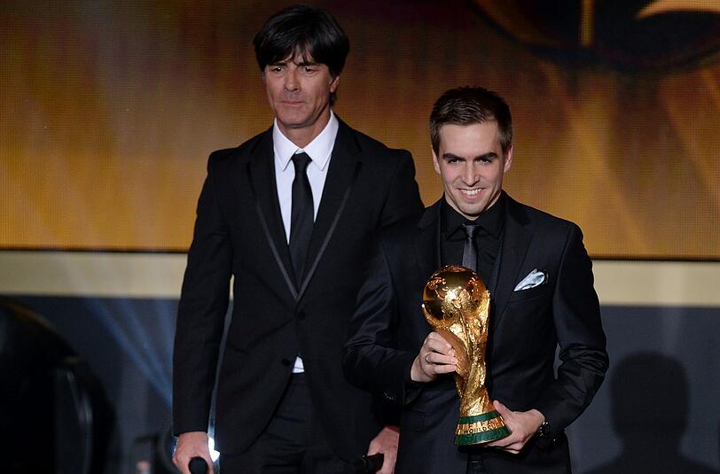 Joachim Löw und Philipp Lahm mit dem WM-Pokal bei der Weltfußball-Gala in Zürich