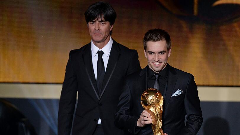 Joachim Löw und Philipp Lahm mit dem WM-Pokal bei der Weltfußball-Gala in Zürich Joachim Löw und Philipp Lahm mit dem WM-Pokal bei der Weltfußball-Gala in Zürich