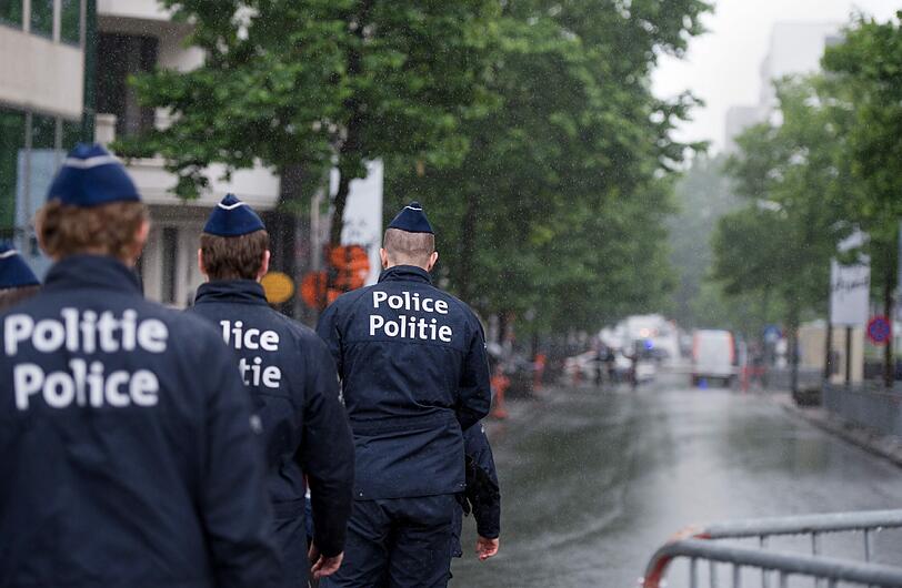 Die belgische Polizei geht Hinweisen auf einen Hintermann der Pariser Terroranschläge nach.