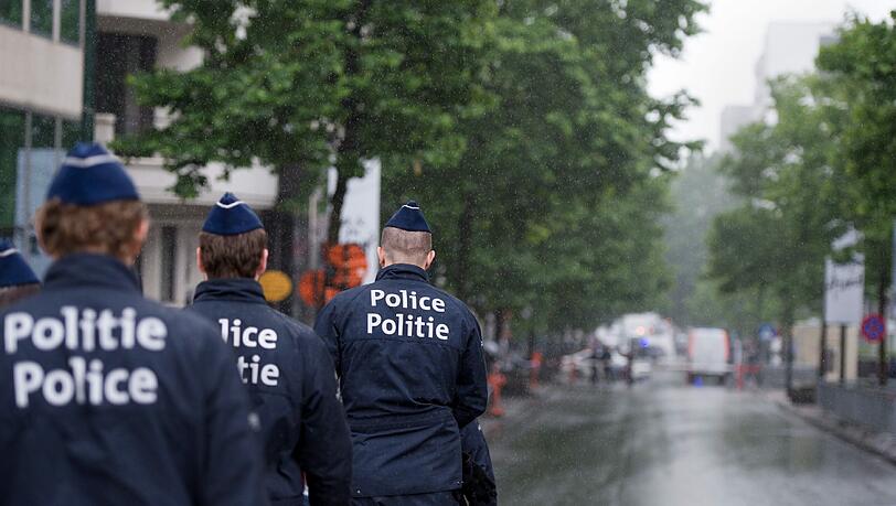 Die belgische Polizei geht Hinweisen auf einen Hintermann der Pariser Terroranschläge nach. Die belgische Polizei geht Hinweisen auf einen Hintermann der Pariser Terroranschläge nach.