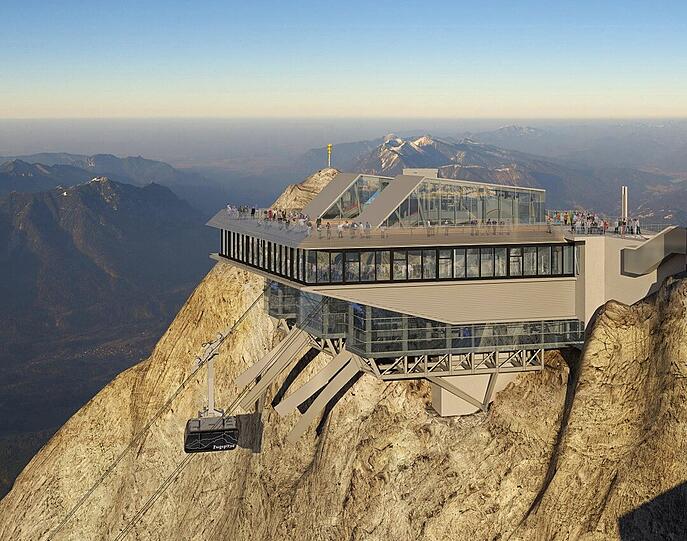 Mit dem Bauarbeiten für die neue Seilbahn auf der Zugspitze liegt man voll im Plan. Weihnachten 2017 soll eröffnet werden.