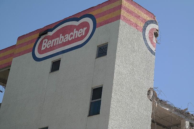 Ein eindrucksvoller Anblick: Die ehemalige Bernbacher Nudelfabrik in der Au wird dem Erdboden gleichgemacht.