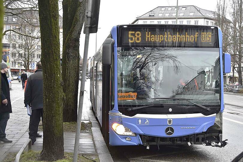 Der Bus krachte so hart in die rechte Seite des VW, dass ein Rad abgerissen wurde. Bilder vom Unfallort.