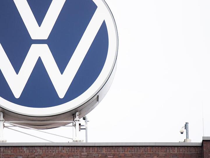 DaS VW-Logo auf dem Dach des Markenhochhauses im Volkswagen Werk Wolfsburg.
