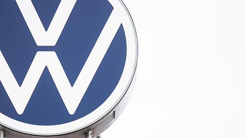DaS VW-Logo auf dem Dach des Markenhochhauses im Volkswagen Werk Wolfsburg.