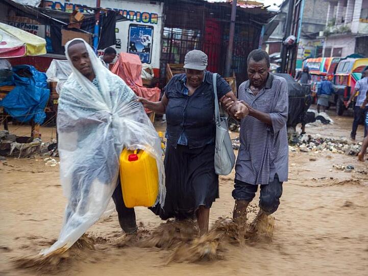In Haitis Hauptstadt Port-au-Prince kam es durch Tropensturm "Laura" zu überschwemmten Straßen.