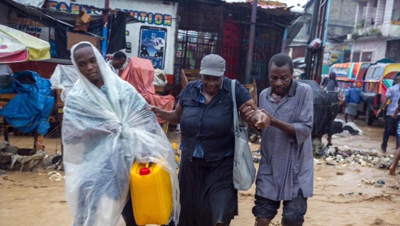 In Haitis Hauptstadt Port-au-Prince kam es durch Tropensturm "Laura" zu überschwemmten Straßen. In Haitis Hauptstadt Port-au-Prince kam es durch Tropensturm "Laura" zu überschwemmten Straßen.