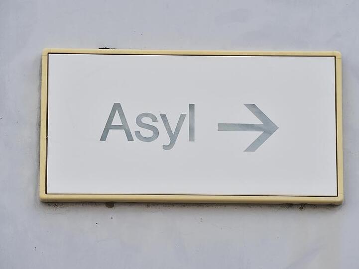 2017 dauerten Asylverfahren im Schnitt noch 10,7 Monate, Ende 2018 7,5 Monate.