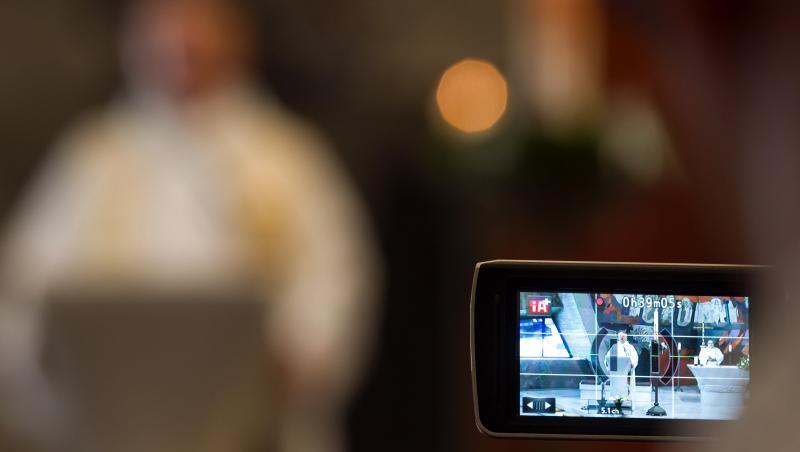 Ein Ostergottesdienst wird mit einer Kamera gefilmt. Foto: Federico Gambarini/dpa/Archivbild Ein Ostergottesdienst wird mit einer Kamera gefilmt. Foto: Federico Gambarini/dpa/Archivbild