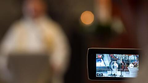 Ein Ostergottesdienst wird mit einer Kamera gefilmt. Foto: Federico Gambarini/dpa/Archivbild