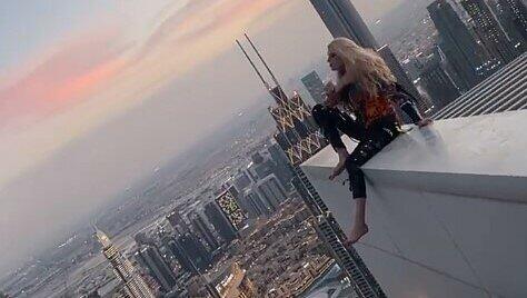 Die Model-Kollegin von Georgina Fleur hängt für das Shooting sogar ihre Beine über die Kante des Hochhauses. Die Model-Kollegin von Georgina Fleur hängt für das Shooting sogar ihre Beine über die Kante des Hochhauses.