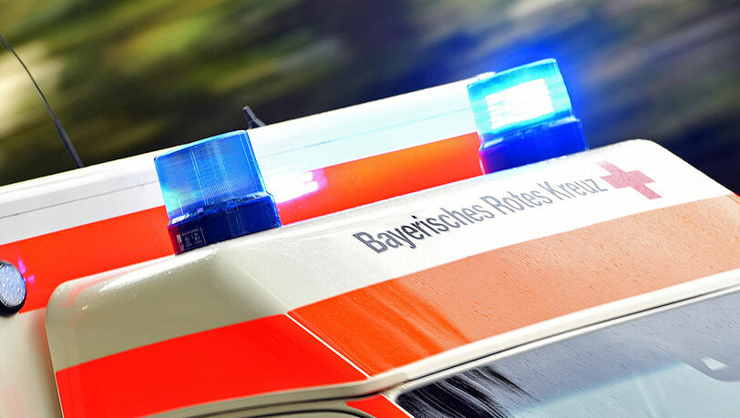 Ein Krankenwagen brachte den Verletzten in Begleitung eines Notarztteams in den Schockraum einer Münchner Klinik. (Symbolbild)
